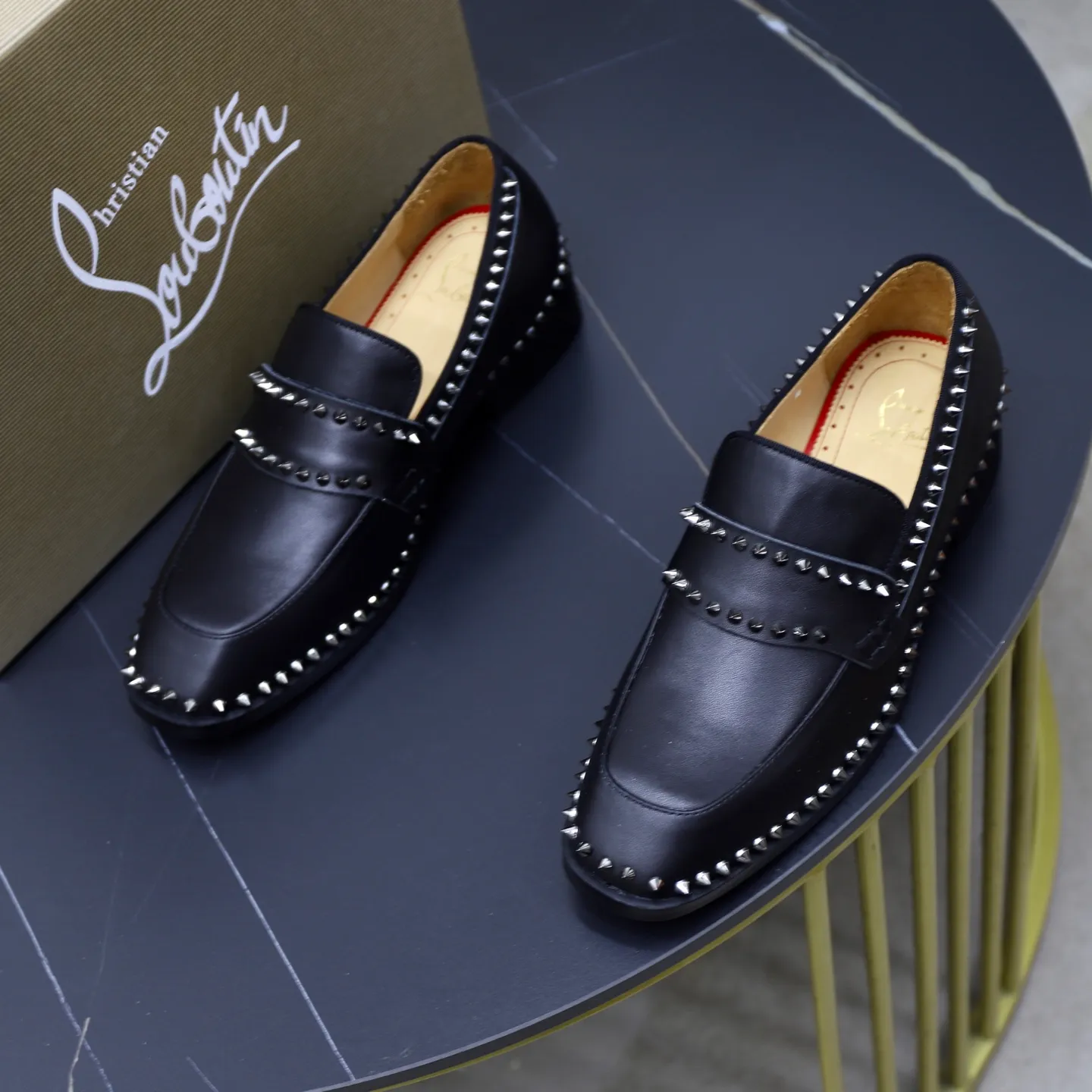 Ex-factory price: 720💰Christia*.Loubouti*🆑High-end men’s business formal leather shoes｜Classic red sole shoes｜Original imported first-layer cowhide｜Water-dyed cowhide lining｜Italian imported red rubber outsole｜High-end luxury｜Perfect interpretation of fashion, sunshine, style, suitable for various occasions Size: 38-44 (customized for 45, 46, 47)